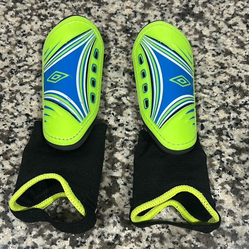 Umbro soccer skin guard w/built in stirrup